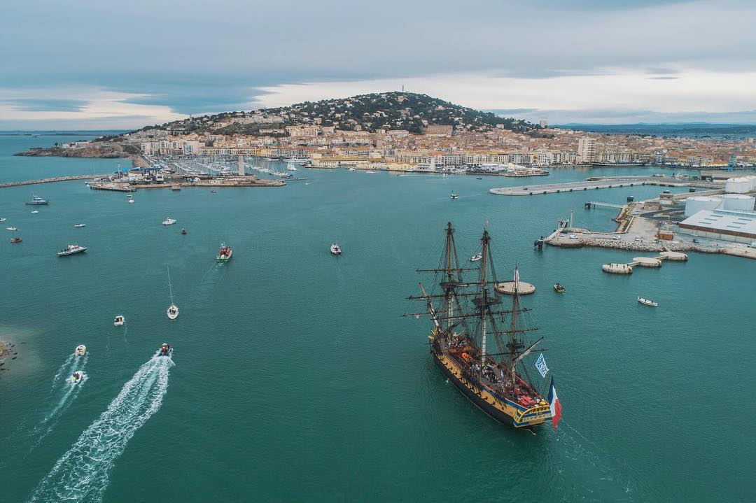 Vue aérienne du port de Sète en Méditerranée avec un grand voilier