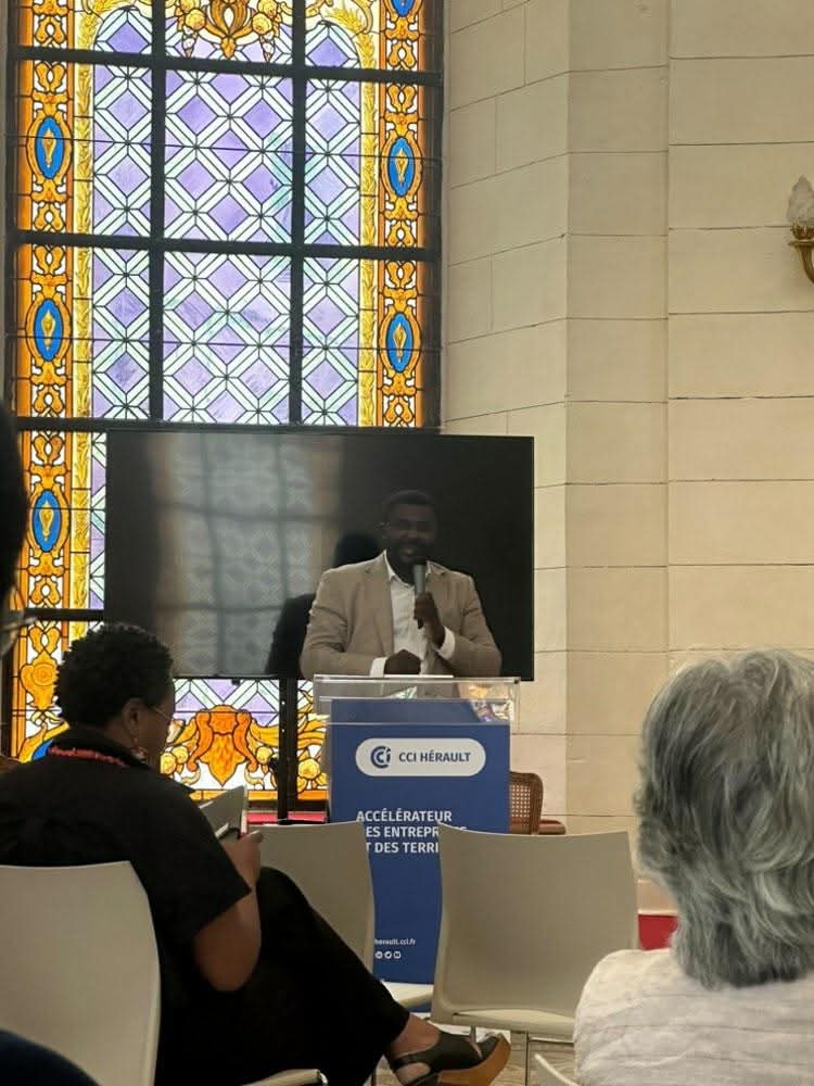 Intervenant s'adressant au public lors de la conférence du forum à l'Hôtel Saint-Côme