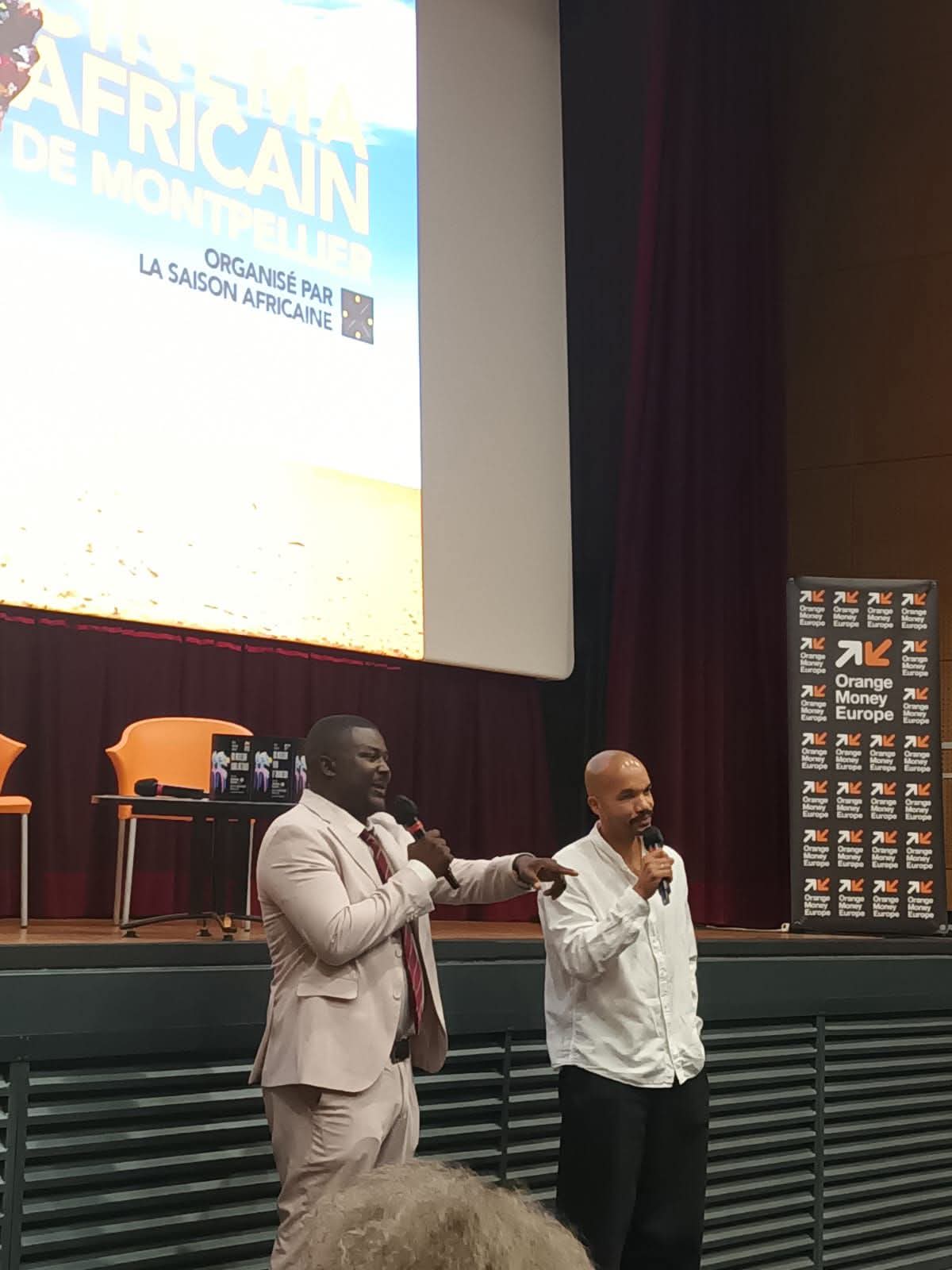 Échange sur scène entre intervenants du Festival Africinéma Occitanie