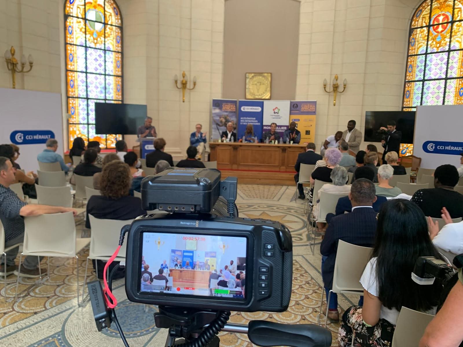 Tournage d'une conférence du festival dans une salle aux vitraux à Montpellier